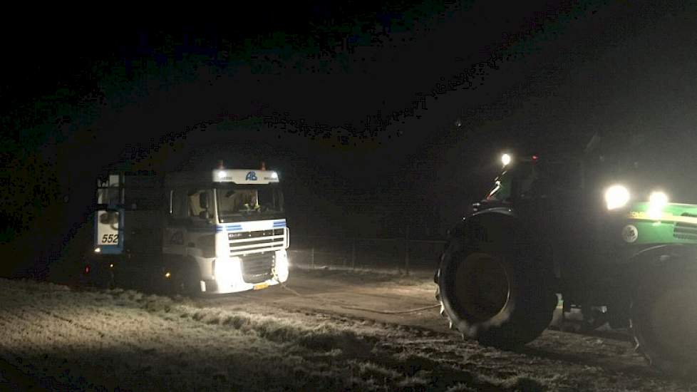 Later blijkt dat de vrachtwagen zich heeft vastgereden. Een trekker van de Wilhelminapolder moet er aan te pas komen om de vrachtwagen los te trekken.
