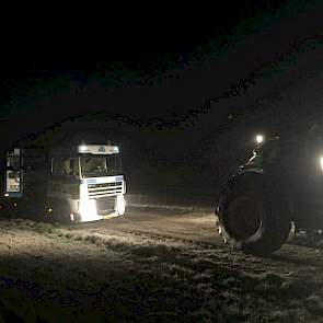 Later blijkt dat de vrachtwagen zich heeft vastgereden. Een trekker van de Wilhelminapolder moet er aan te pas komen om de vrachtwagen los te trekken.
