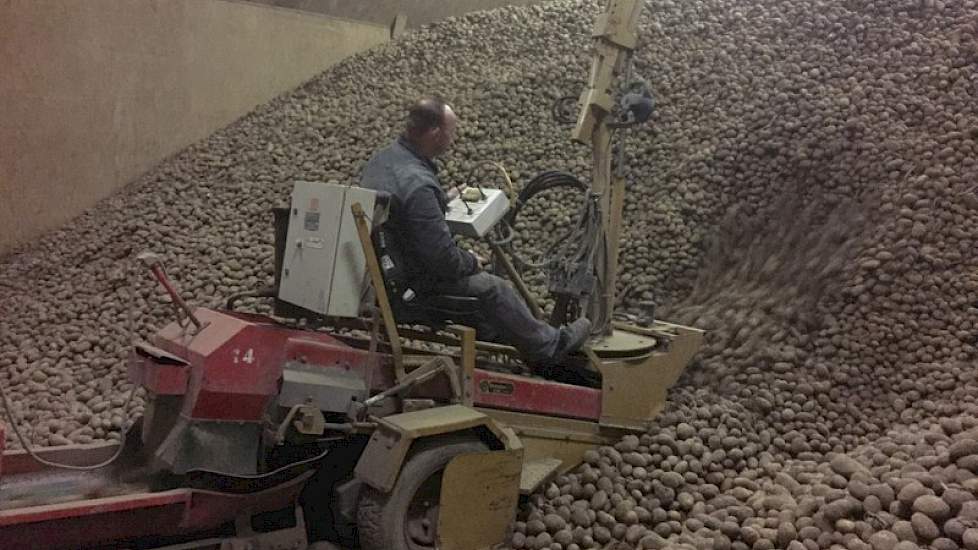 De aardappelen rollen lekker vlot de wagen in.