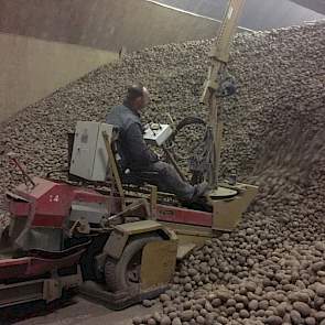 De aardappelen rollen lekker vlot de wagen in.