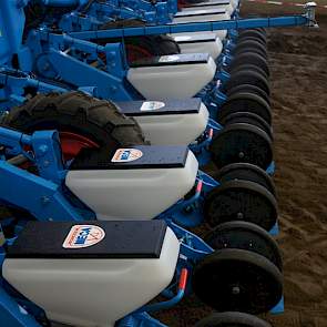 Telers die niet ploegen kunnen een sleufje maken met de zaaimachine en daarin zaaien en toedekken en aandrukken. De machine drukt gewasresten rond de zaairij opzij. De afgebeelde zaaimachine is wel zwaarder en vraagt om een sterkere trekker.