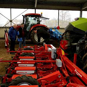 Met de moderne zaaimachines is iedere rij afzonderlijk te regelen. Volgens Bert van der Horst van de Kverneland Group kan een teler zo heel precies aansluiten met zaaien bij geren of perceelsranden. Het is ook mogelijk spuitsporen niet te zaaien. De machi