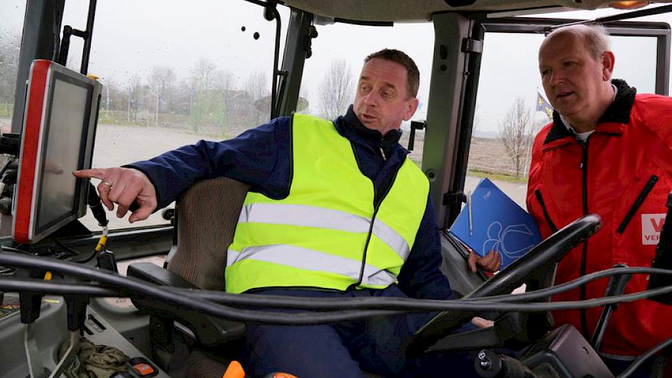 Op de display volgt de chauffeur van de trekker hoe ver hij is met zaaien van het perceel en hij ziet tegelijk of de machine goed functioneert, welke zaaielementen actief zijn en of er nog zaad in de bakjes zit.