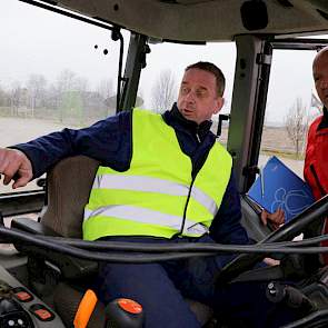 Op de display volgt de chauffeur van de trekker hoe ver hij is met zaaien van het perceel en hij ziet tegelijk of de machine goed functioneert, welke zaaielementen actief zijn en of er nog zaad in de bakjes zit.