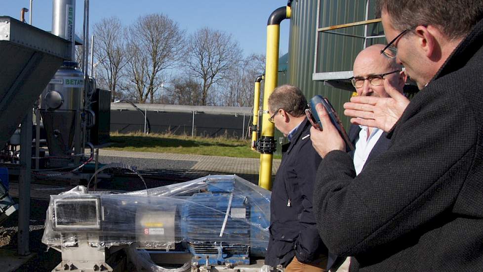 Chris de Visser van ACRRES geeft uitleg bij de installaties. Per product is een andere voorbewerking nodig. De machine op de voorgrond, nog in plastic, is bestemd voor de verwerking van maïs die de vergisting ingaat.