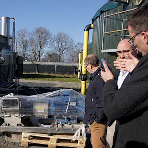 Chris de Visser van ACRRES geeft uitleg bij de installaties. Per product is een andere voorbewerking nodig. De machine op de voorgrond, nog in plastic, is bestemd voor de verwerking van maïs die de vergisting ingaat.