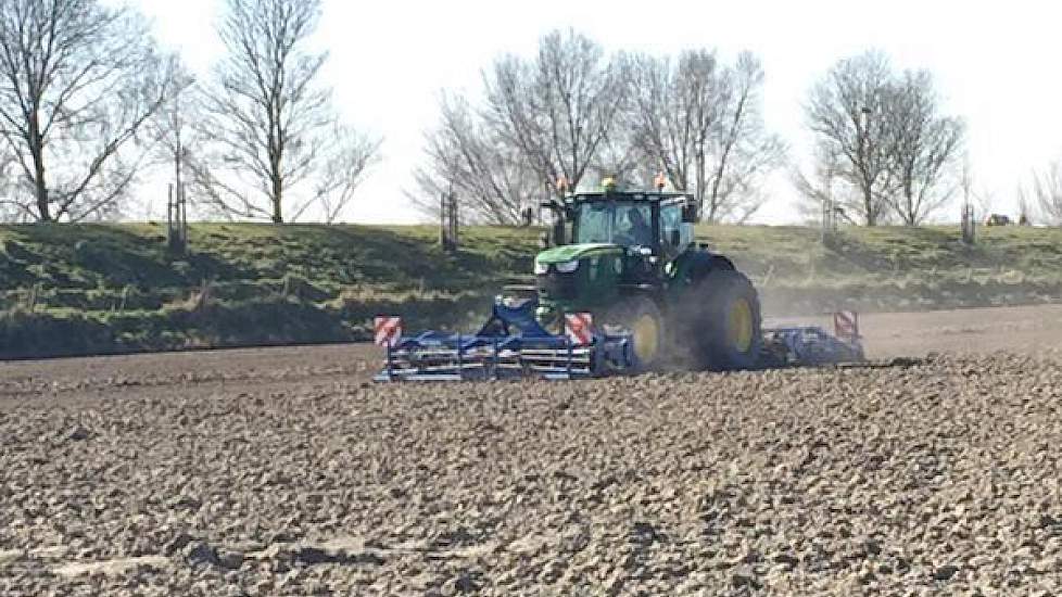 Op groot akkerbouwbedrijf Koninklijke Maatschap De Wilhelminapolder wordt het land klaargelegd voor het zaaien van uien, twittert directeur Vincent Coolbergen.