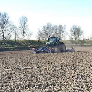 Op groot akkerbouwbedrijf Koninklijke Maatschap De Wilhelminapolder wordt het land klaargelegd voor het zaaien van uien, twittert directeur Vincent Coolbergen.