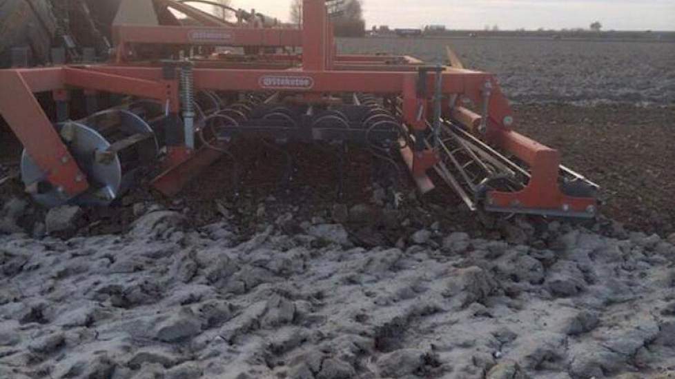 Bij Novifarm in de Hoeksche Waard is het land klaargelegd voor het zaaien van de suikerbieten. De structuur van de grond is goed.