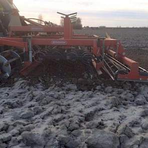 Bij Novifarm in de Hoeksche Waard is het land klaargelegd voor het zaaien van de suikerbieten. De structuur van de grond is goed.