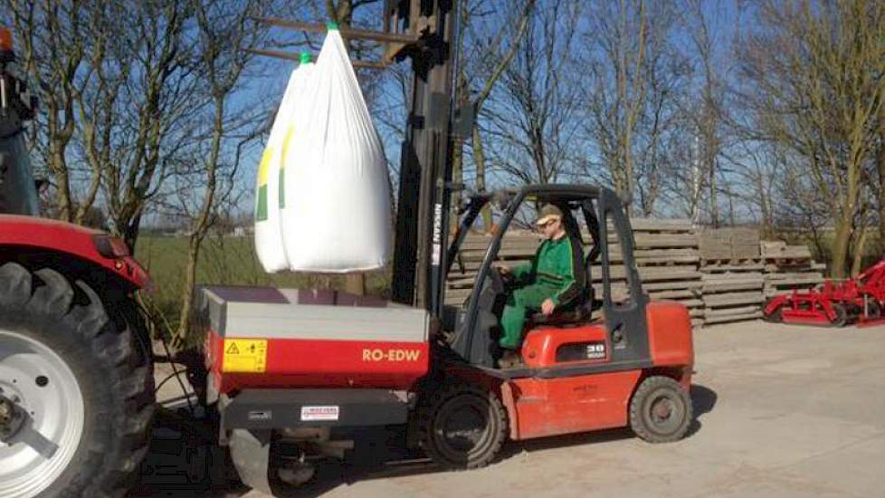 Harry Schreuder, akkerbouwer in Biddinghuizen, maakt een begin met het bemesten van de wintertarwe.