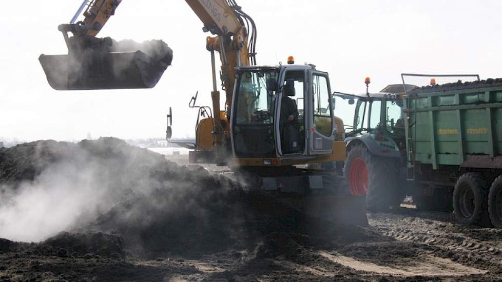 “De compost dampt en roookt en dat is niet goed, Het is véél te warm”, vindt de kweker in het hart van de bollenstreek die de vrachten compost bestelde. Het heeft volgens hem te maken met het productieproces in de compostereerderij; dat moet allemaal veel
