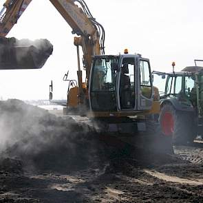 “De compost dampt en roookt en dat is niet goed, Het is véél te warm”, vindt de kweker in het hart van de bollenstreek die de vrachten compost bestelde. Het heeft volgens hem te maken met het productieproces in de compostereerderij; dat moet allemaal veel