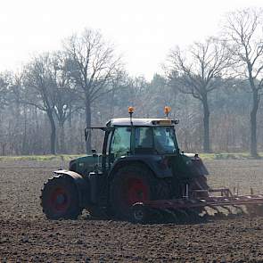 In de buurt van Erp trekt een loonwerker 15 hectare grond los om later, volgende week, rundveemest te kunnen toedienen. Het hele perceel wordt geschikt gemaakt voor de teelt van prei. Jan Willem van den Tillaart heeft een gemengd bedrijf, met melkkoeien,