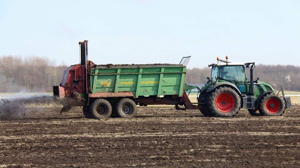 De loonwerker strooit de compost van het groenafvalbedrijf op een perceel waarvan de kweker op woensdag 11 maart nog niet met zekerheid kan zeggen welk gewas hij er zal telen.