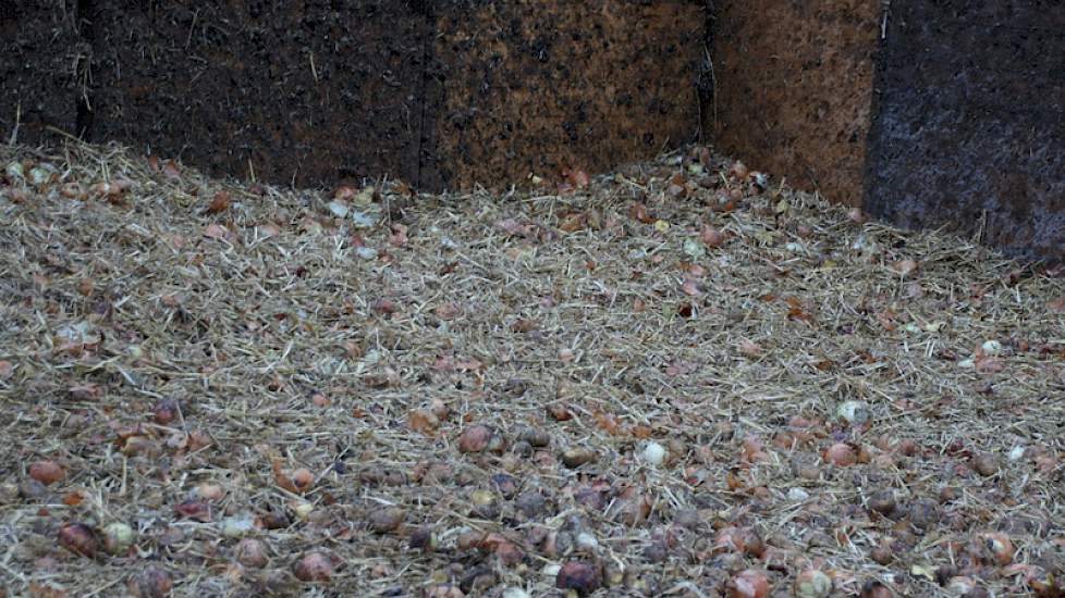 Het fermetatieproces moet onder luchtdichte omstandigheden gebeuren. De hoop moet daarvoor dichtgemaakt worden met plastic.