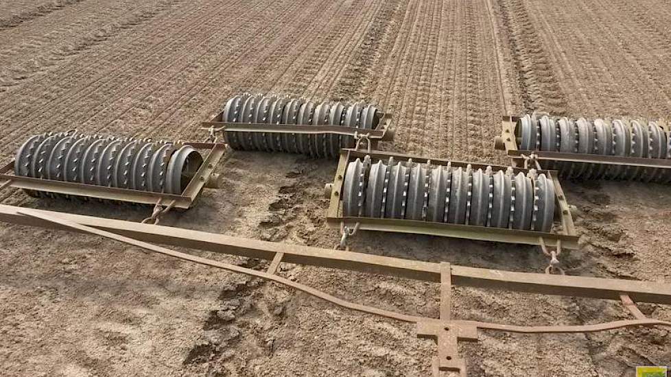 Vandaag maar wat minder hytech, zegt akkerbouwer Pieter Maris. Ook akkerbouwer Harry Schreuder uit Swifterbant constateert dat de Cambridgerollen meer en meer worden ingezet om de harde korst te breken en uien en bieten te laten komen.