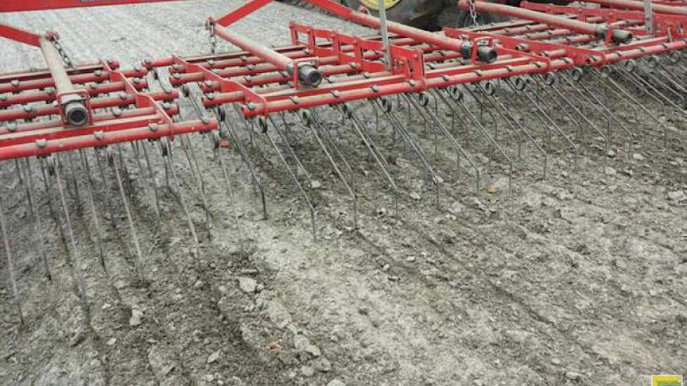 Luc Remijn, adviseur bij DLV Plant heeft al uienpercelen met een korst als gevolg van slemp gezien. ‘Op tijd en onder wat vochtige omstandigheden kan een oplossing bieden.’