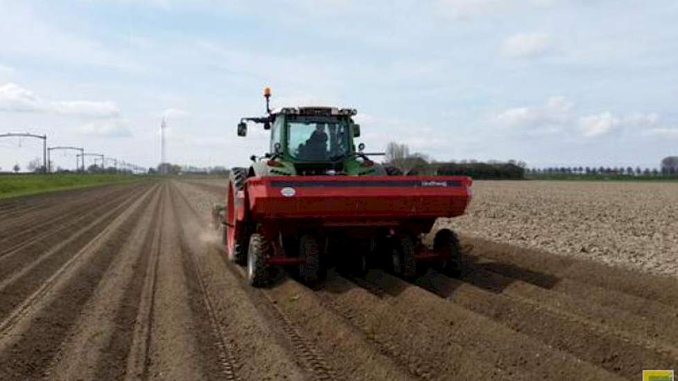 Akkerbouwer Örjan Schrauwen uit Zevenbergen is eveneens begonnen met het poten van aardappelen. ‘De maat 50/60, gesneden  met wat fosfaat in de rij.’