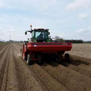 Akkerbouwer Örjan Schrauwen uit Zevenbergen is eveneens begonnen met het poten van aardappelen. ‘De maat 50/60, gesneden  met wat fosfaat in de rij.’