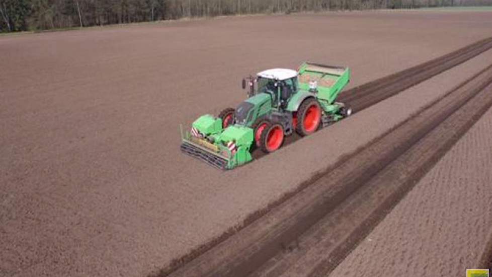 Ook Jacob van den Borne uit Reusel is aardappelen aan het poten.