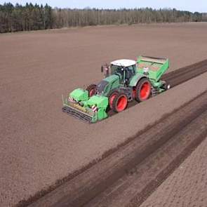Ook Jacob van den Borne uit Reusel is aardappelen aan het poten.