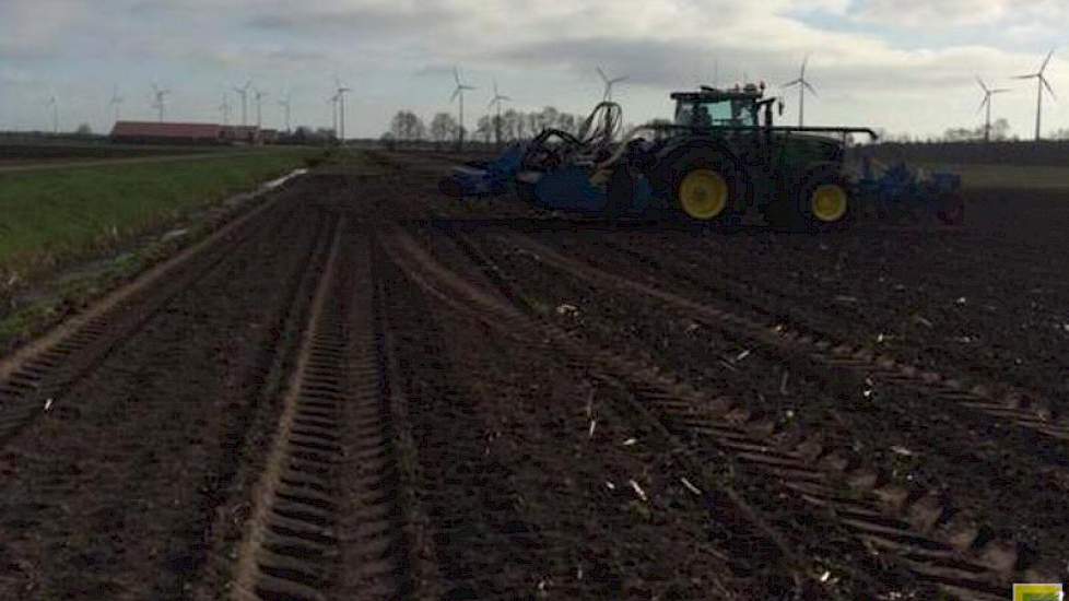 Het laatste bietenzaad van Berend Jansema uit Sellingen gaat in de grond. ‘Nu maar hopen dat de wind een beetje meevalt’, twittert de akkerbouwer.