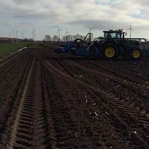 Het laatste bietenzaad van Berend Jansema uit Sellingen gaat in de grond. ‘Nu maar hopen dat de wind een beetje meevalt’, twittert de akkerbouwer.