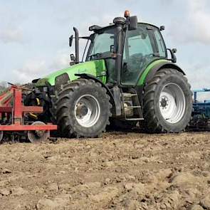 Erik Jan Rampen uit Biddinghuizen maakt het land klaar om peterselie te zaaien.