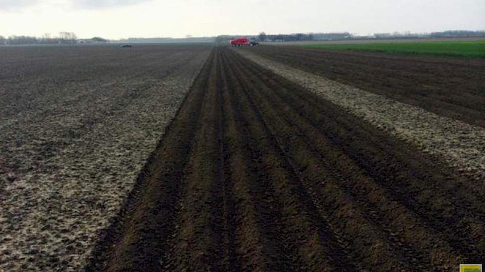 Blitterswijk Agro in Biddinghuizen is vandaag begonnen met het poten van aardappelen. De grond is echter nog maar amper goed, voegt de akkerbouwer daar aan toe. ‘De kopakkers zijn in ieder geval nog te nat.’ Akkerbouwcollega Jaap Vos uit Walcheren geeft d