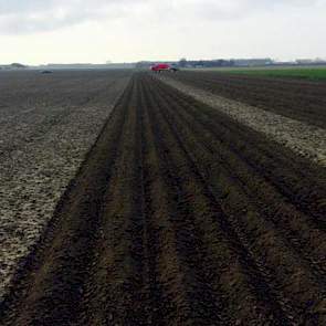 Blitterswijk Agro in Biddinghuizen is vandaag begonnen met het poten van aardappelen. De grond is echter nog maar amper goed, voegt de akkerbouwer daar aan toe. ‘De kopakkers zijn in ieder geval nog te nat.’ Akkerbouwcollega Jaap Vos uit Walcheren geeft d