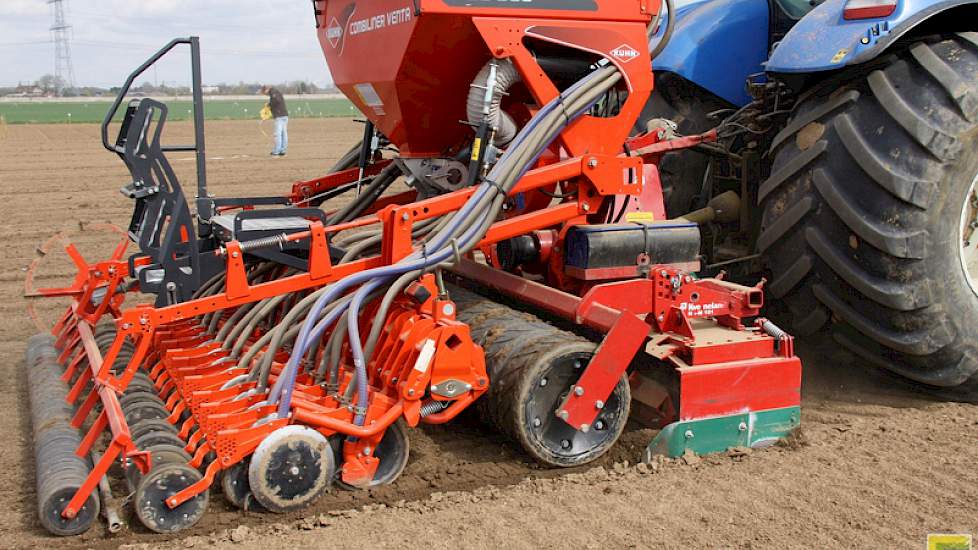 René Cobussen van Loonwerkbedrijf Cobussen zaait quinoa op 7 hectare land van Joris Giesen in Angeren (Gld), pal aan de Betuwelijn. Al in 2006 zaaiden zij hier ook quinoa, toen voor vermeerdering en veevoer vanwege het hoge gehalte eiwit.
