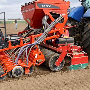 René Cobussen van Loonwerkbedrijf Cobussen zaait quinoa op 7 hectare land van Joris Giesen in Angeren (Gld), pal aan de Betuwelijn. Al in 2006 zaaiden zij hier ook quinoa, toen voor vermeerdering en veevoer vanwege het hoge gehalte eiwit.