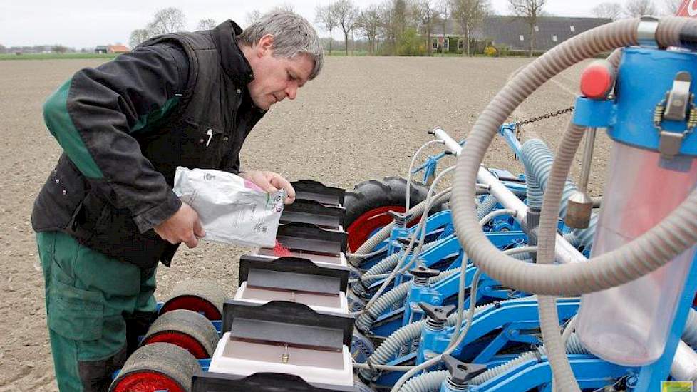 Eppo Zuidhof van loonbedrijf Wieringa vult het zaad bij.