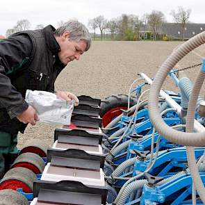 Eppo Zuidhof van loonbedrijf Wieringa vult het zaad bij.