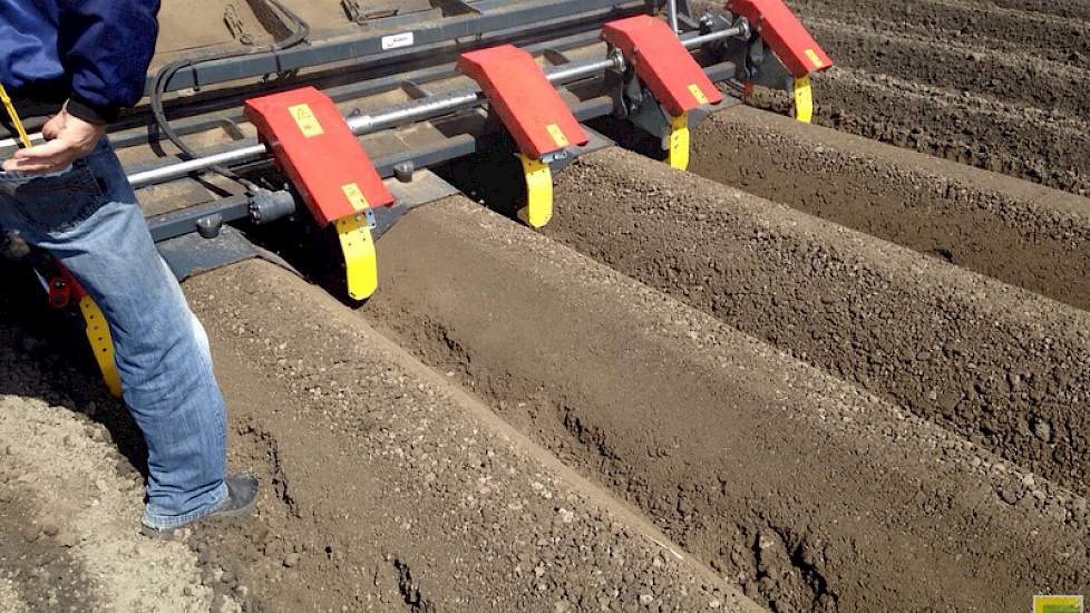 De machine (van Miedema) die de drempels aanlegt, is achterop de rijenfrees geplaatst.