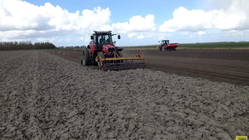 De aardappelen van het ras Fontane zijn gepoot op 28 april. Het proefveld met 7 veldjes voor perceelsemissie heeft een oppervlakte van ruim 2 hectare.