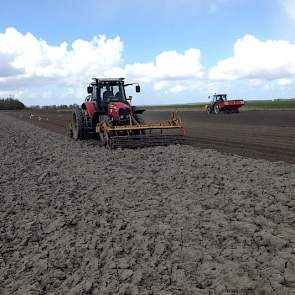 De aardappelen van het ras Fontane zijn gepoot op 28 april. Het proefveld met 7 veldjes voor perceelsemissie heeft een oppervlakte van ruim 2 hectare.