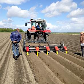 De drempels moeten voorkomen dat het regenwater met de eventuele (restanten van) gewasbeschermingsmiddelen naar de sloot stroomt.