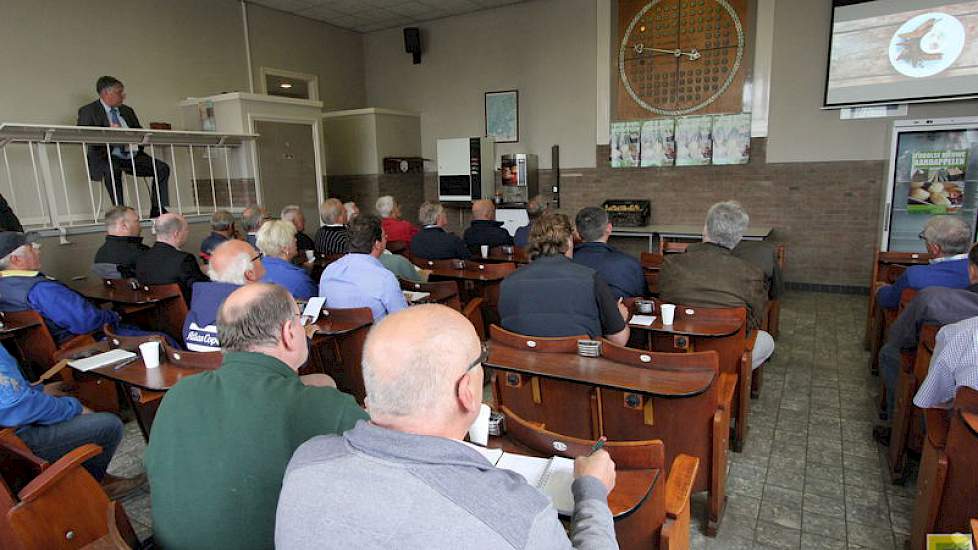 Kopers bieden in de veilingzaal op de eerste partijen primeuraardappelen.