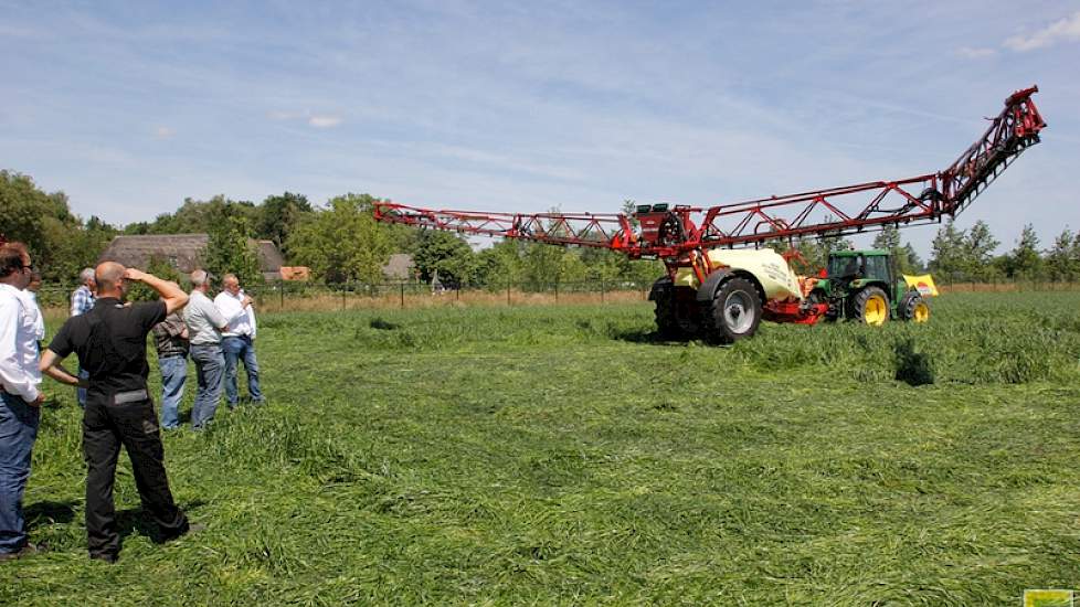 ... en een getrokken Hardi. Deze spuit is op de weg 2,55 meter breed. In het veld is de werkbreedte 36 meter.