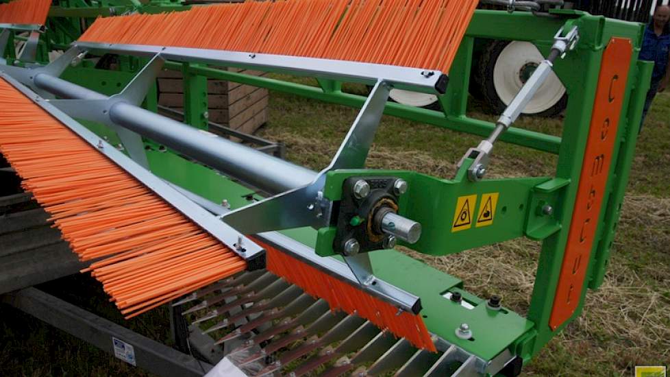 De onkruidverwijderaar CombCut trekt de aandacht bij biologische en gangbare telers. Volgens Reinder Steenbergen van Heerema Agri-Service zijn in de eerste paar weken dat zij het werktuig importeren vier verkocht.