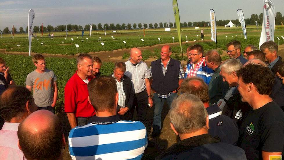 Rinus Struik (midden in rood) gaf bezoekers uitleg over bemesting in aardappelen.