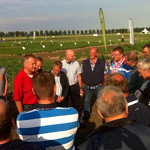 Rinus Struik (midden in rood) gaf bezoekers uitleg over bemesting in aardappelen.