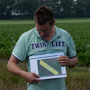 Bax toont een perceel waar hij regelmatig met de N-Sensor doorheen gaat. Bij elk bezoek aan dit perceel met de trekker volgt hij de gewasgroei.