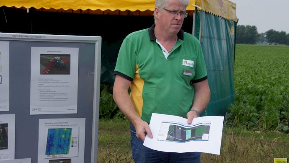 Jos Leenders van Agrifirm toont een kaart op basis van een luchtopname met de eBee-drone. Deze kaart is een paar uur eerder gemaakt.