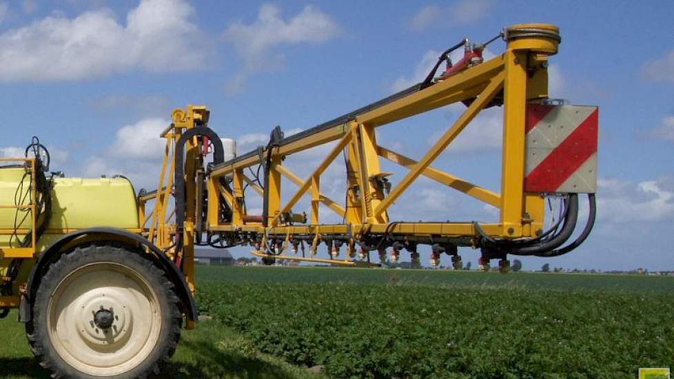 Volgens de inspecteurs is het vaak mis bij een controle. Sommige boeren hebben alles op orde, maar vaker is er wat aan de hand dan dat alles goed is. Geertsma stelt dat een boete of dreiging meer effect op de telers heeft dan alleen voorlichting. Zijn col