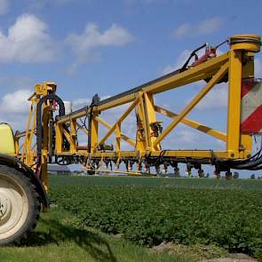 Volgens de inspecteurs is het vaak mis bij een controle. Sommige boeren hebben alles op orde, maar vaker is er wat aan de hand dan dat alles goed is. Geertsma stelt dat een boete of dreiging meer effect op de telers heeft dan alleen voorlichting. Zijn col
