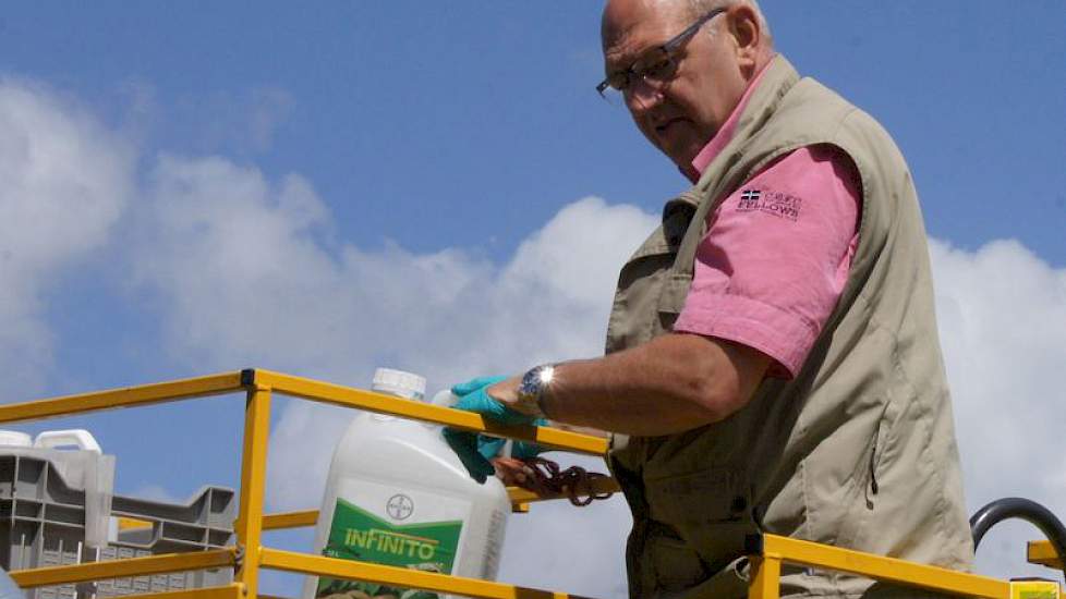 Geertsma controleert of de middelen aan boord van de spuit toegelaten zijn in de teelt. De gecontroleerde ondernemer is niet altijd blij met de controle. Geertsma: „We benaderen de mensen rustig, dan is de reactie ook rustiger. Er dient een afschrikwekken