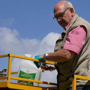 Geertsma controleert of de middelen aan boord van de spuit toegelaten zijn in de teelt. De gecontroleerde ondernemer is niet altijd blij met de controle. Geertsma: „We benaderen de mensen rustig, dan is de reactie ook rustiger. Er dient een afschrikwekken